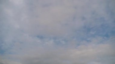 Bulutlar Mavi Gök 'te pürüzsüz hareket eder. Zaman Uygulaması