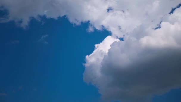 Wolken bewegen soepel in de blauwe lucht. Timelapse — Stockvideo