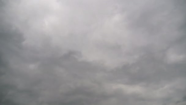 Wolken ziehen sanft in den blauen Himmel. Zeitraffer — Stockvideo