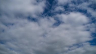 Bulutlar Mavi Gök 'te pürüzsüz hareket eder. Zaman Uygulaması