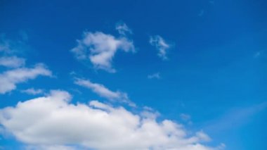 Bulutlar Mavi Gök 'te pürüzsüz hareket eder. Zaman Uygulaması