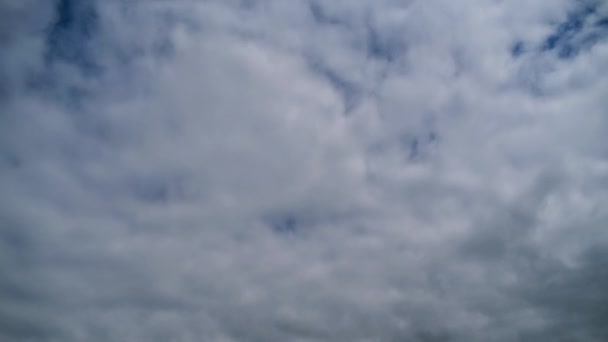 Las nubes se mueven suavemente en el cielo azul. Cronograma — Vídeos de Stock