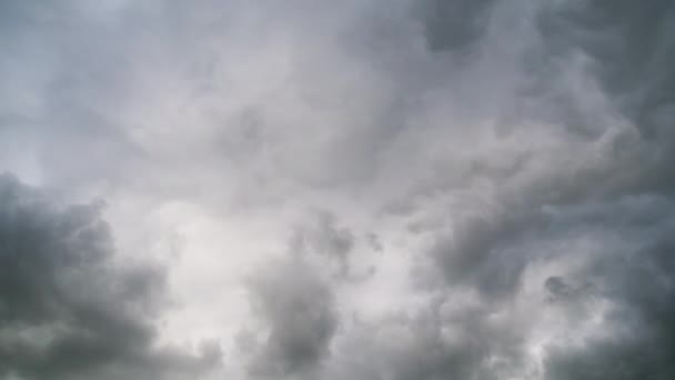 Gewitterwolken ziehen am Himmel auf, Zeitraffer. — Stockvideo