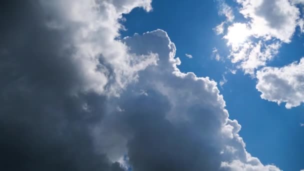 Nuvens se movem suavemente no céu azul. Prazo de validade — Vídeo de Stock