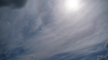 Bulutlar Güneş'in Arka Planında Mavi Gökyüzünde Sorunsuz Hareket Ediyor.