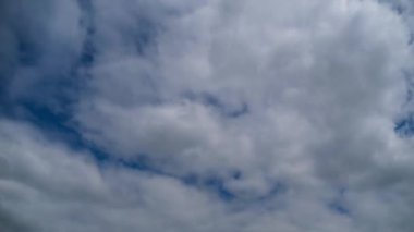 Bulutlar Mavi Gök 'te pürüzsüz hareket eder. Zaman Uygulaması