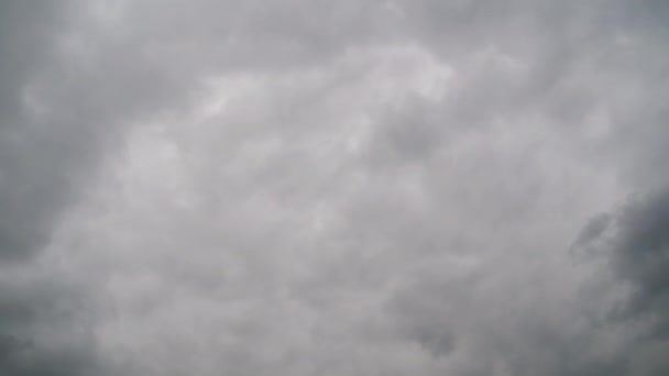 Штормові хмари рухаються в небі (Тімелапс). — стокове відео