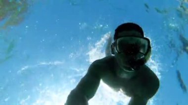 Şnorkel maskeli genç adam, Kızıldeniz'in Berrak Suyuna Dalın