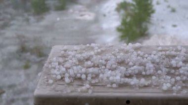 Pencerenin Dışında Selam. Hailstones pencerenin dışında klima kapağına düşmek
