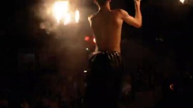 Sahnede Fire Show Performansı. Bir Gece Gösterisi Ateşli Hayranları ile Genç Adam Dancing