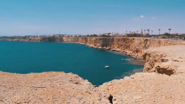 Rocky Beach, no Egipto. Praia em uma baía na costa com ondas no Mar Vermelho e recifes de coral . — Vídeo de Stock