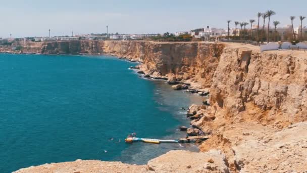 Mısır'daki Rocky Plajı. Kızıldeniz ve Mercan Resifleri Dalgalar ile Kıyı Şeridi üzerinde Bir Koy Plaj. — Stok video
