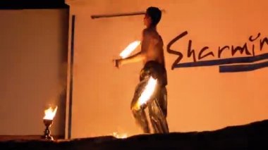 Sahnede Fire Show Performansı. Bir Gece Gösterisi Ateşli Hayranları ile Genç Adam Dancing
