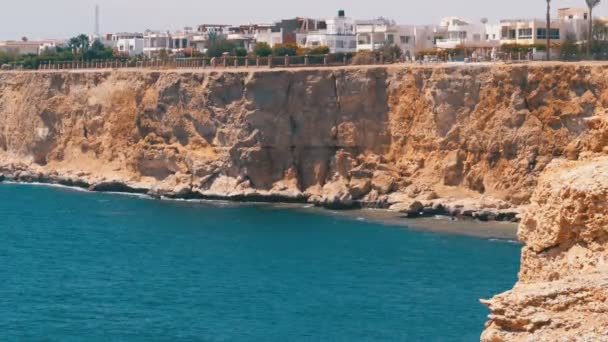 Spiagge e alberghi in Egitto vicino alla Shoreline sulla spiaggia rocciosa. Sharm El Sheikh — Video Stock