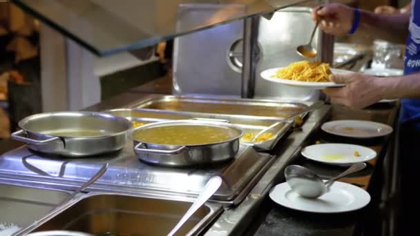 Pronto para comer refeições no balcão na sala de jantar Self-service. Buffet . — Vídeo de Stock