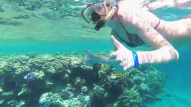 Mercan Resifi yakınlarındaki Kızıldeniz'de Şnorkel Maskesi ve TüpYüzme ile Genç Kadın