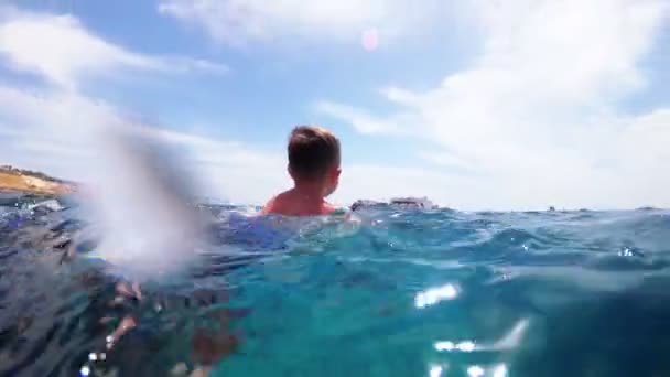 Vista Bajo el Agua de un Niño en Aletas Nadando en el Mar Rojo en un Resort en Egipto — Vídeos de Stock