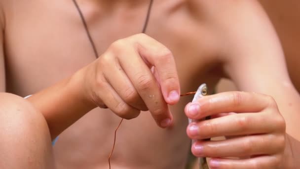 Детские руки веревки свежей пойманной рыбы на проволоке — стоковое видео