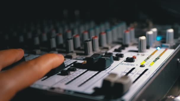 Mans mão Trabalhando com Sound Mixing Console. Indicadores de força do sinal LED — Vídeo de Stock