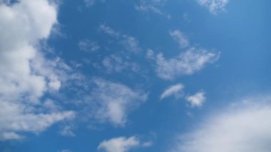 Bulutlar Mavi Gök 'te pürüzsüz hareket eder. Zaman Uygulaması