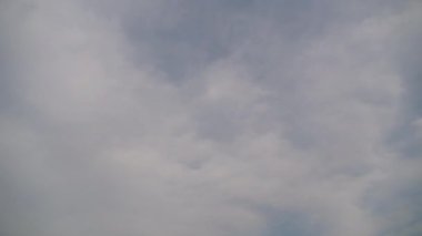 Bulutlar Mavi Gök 'te pürüzsüz hareket eder. Zaman Uygulaması