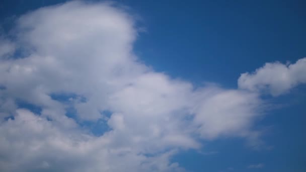 Wolken ziehen sanft in den blauen Himmel. Zeitraffer — Stockvideo