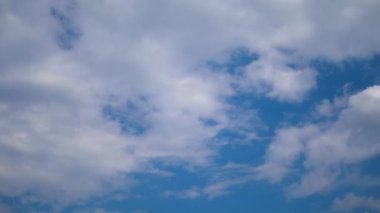 Bulutlar Mavi Gök 'te pürüzsüz hareket eder. Zaman Uygulaması