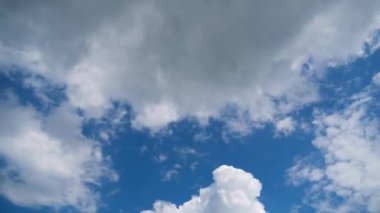 Bulutlar Mavi Gök 'te pürüzsüz hareket eder. Zaman Uygulaması