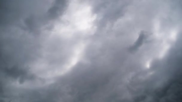 Wolken ziehen sanft in den blauen Himmel. Zeitraffer — Stockvideo