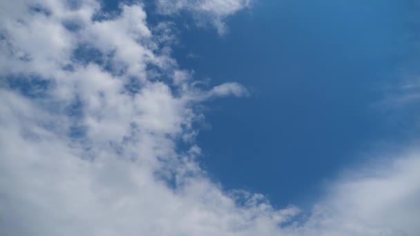 Nuages se déplacent en douceur dans le ciel bleu. Temps écoulé — Video