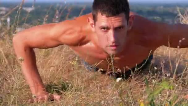 Entrenamiento. Pushups Fitness Man haciendo Push-ups fuera de la naturaleza . — Vídeos de Stock