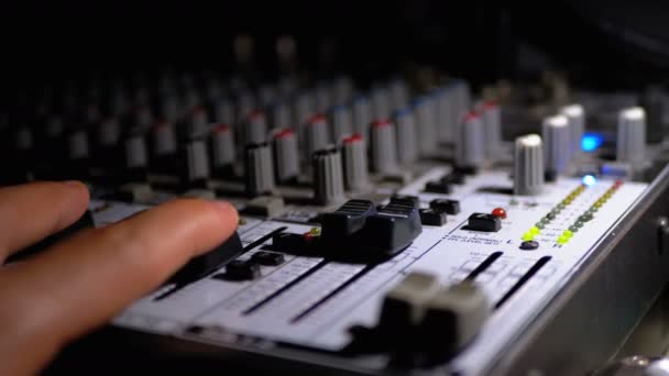 Mans mão Trabalhando com Sound Mixing Console. Indicadores de força do sinal LED — Vídeo de Stock