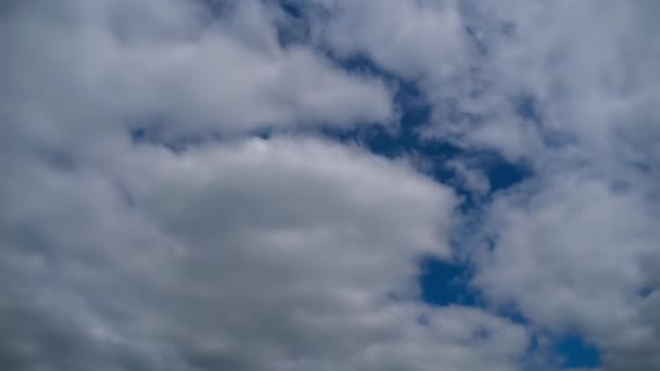 Nuvens se movem suavemente no céu azul. Prazo de validade — Vídeo de Stock