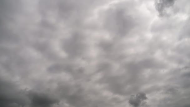 Nubes de tormenta se mueven en el cielo, Timelapse. — Vídeos de Stock