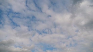 Bulutlar Mavi Gök 'te pürüzsüz hareket eder. Zaman Uygulaması