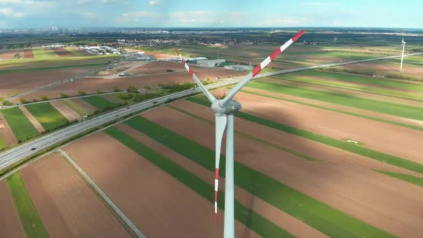 Letecký pohled na větrnou turbínu Farm in Field. Rakousko. Pohled dronů na výrobu energie — Stock video