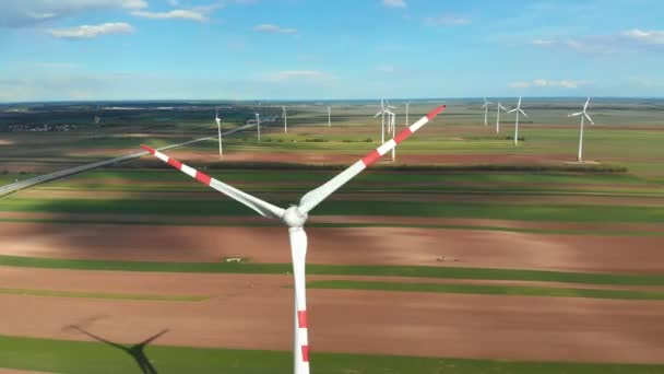 从空中俯瞰风力涡轮机农场和农田.奥地利. — 图库视频影像