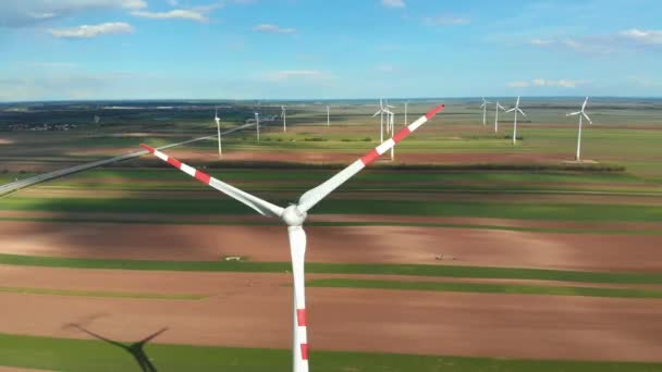 Vista aérea del parque eólico y de los campos agrícolas. Austria . — Vídeo de stock