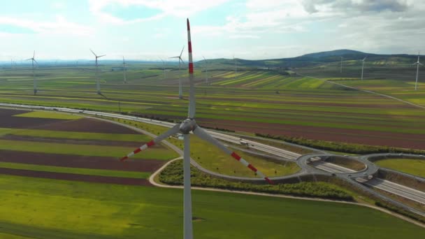 Vista aérea da fazenda de turbinas eólicas no campo. Áustria. Visão dos drones sobre a produção de energia — Vídeo de Stock