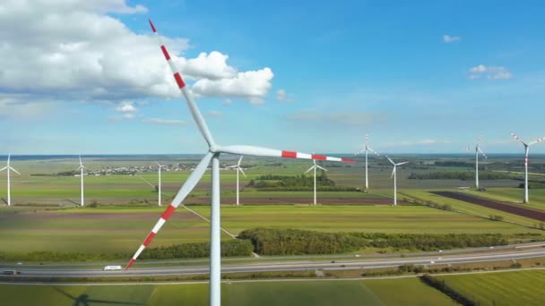 Vista aérea da fazenda de turbinas eólicas no campo. Áustria. Visão dos drones sobre a produção de energia — Vídeo de Stock