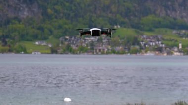 Göl ve Dağların Arkasında Havada Asılı Dönen Pervaneli Drone