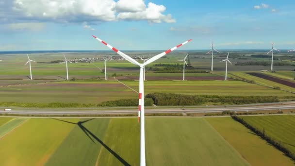 Widok z lotu ptaka na farmę turbin wiatrowych. Austrię. Widok drona na produkcję energii — Wideo stockowe