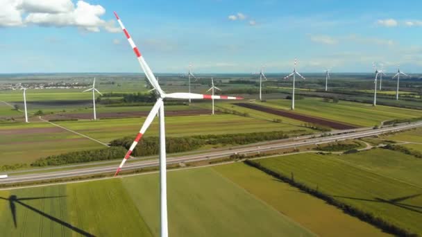 Vista aérea da fazenda de turbinas eólicas e campos agrícolas. Áustria . — Vídeo de Stock