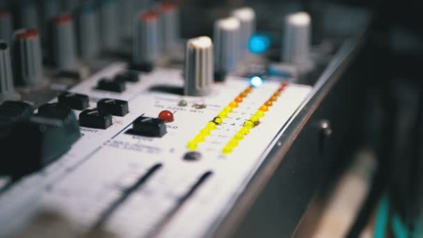 LED Indicator niveau signaal op de Sound Mixing Console — Stockvideo