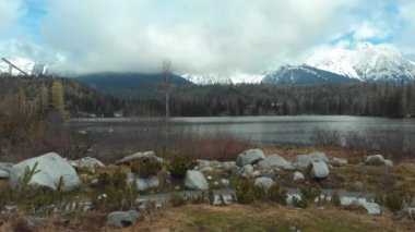Bulutlar ve Karlı Dağlar 'daki Strbske Pleso' nun hava manzarası. Slovakya