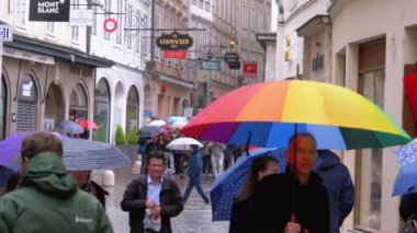 Şemsiyeli insanlar Yağmur Sırasında Eski Salzburg Sokaklarında Yürürler. Avusturya