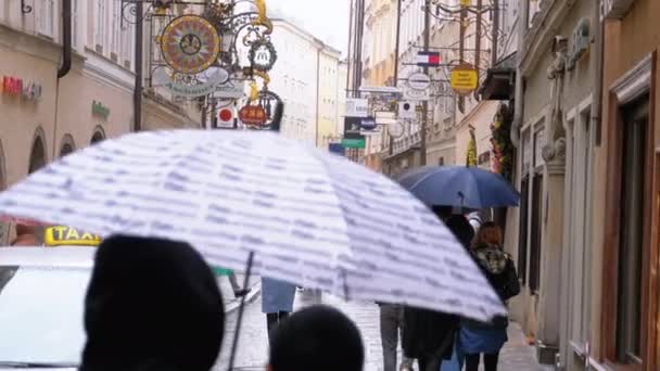 Lidé s deštníky v ulicích starého Salcburku během deště. Rakousko — Stock video