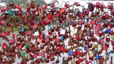 Salzburg, Avusturya'daki Aşk Köprüsü'nde Korkuluklara Asılı Birçok Renkli Kilit