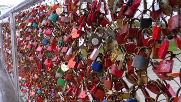 Många färgglada lås hängande på ledstänger på Love Bridge i Salzburg, Österrike — Stockvideo