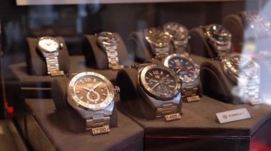 Fiyat Etiketleri ile Mağaza Kontuvarında Lüks İsviçre Kol Saati